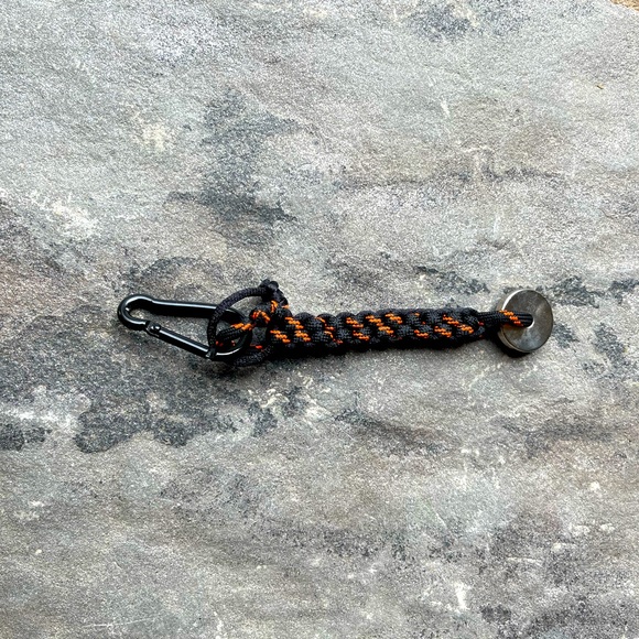New🌟UO Black-orange Tech Bungee Keyring - Picture 2 of 3